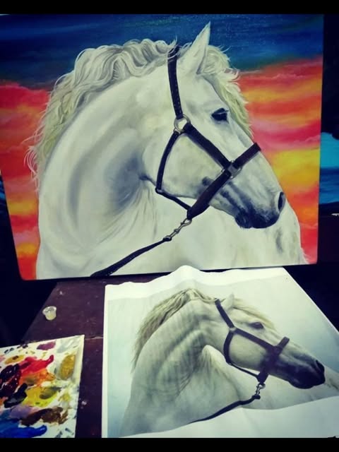 Pintura de um cavalo branco sobre fundo colorido