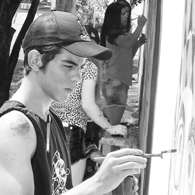 Lucas Ribeiro trabalhando em uma pintura
