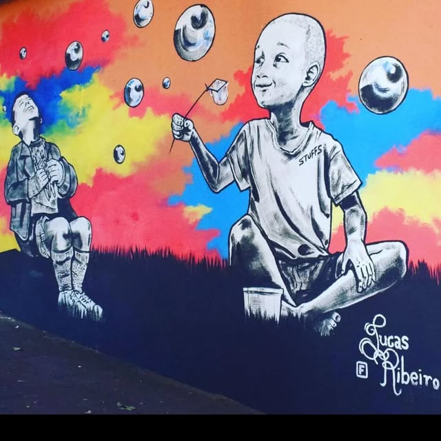 Pintura colorida de Lucas Ribeiro com figuras e elementos flutuantes